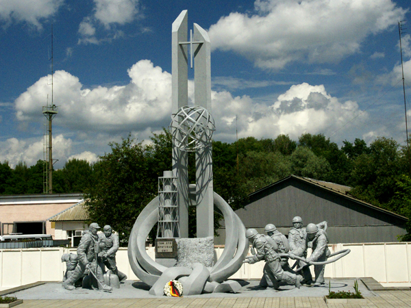 Pomnik Strażaków w Czarnobylu (Fot. Andrzej Karoń, czarnobyl.wikia.com)