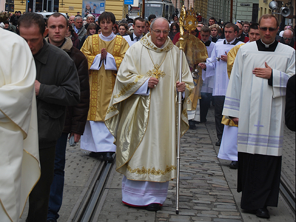Kardynał Joachim Meisner przewodniczył procesji eucharystycznej dookoła lwowskiej katedry (Fot. Konstanty Czawaga)