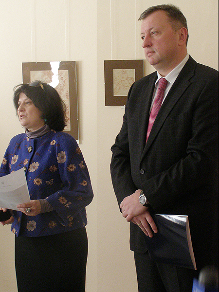 Dyrektor Galerii Łarysa Razinkowa-Woźnicka i gubernator Wiktor Szemczuk (Fot. Jurij Smirnow)