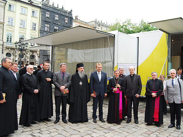 Podczas otwarcia mobilnego muzeum Jana Pawła II (Fot. Konstanty Czawaga)