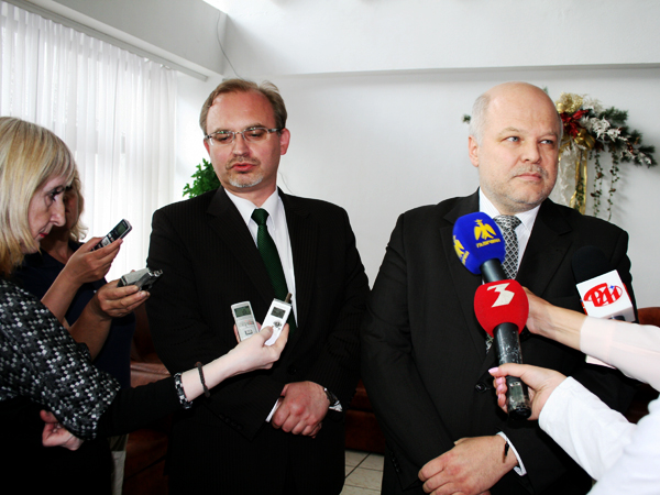 Na pytania dziennikarzy odpowiada wiceminister RP Piotr Stachańczyk (od prawej). Tłumaczy zastępca ambasadora RP na Ukrainie Dariusz Górczyński (Fot. Sabina Różycka)