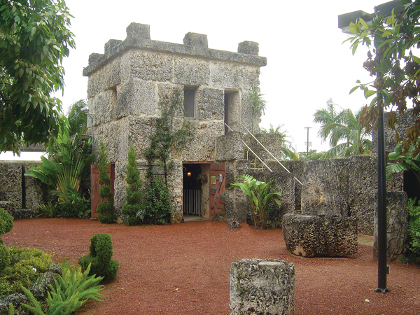 Koralowy Zamek i fragmenty muru ogrodzeniowego (Fot.nowaatlantyda.com)