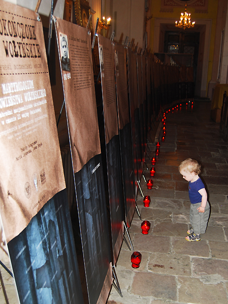 Podczas wystawy „Niedokończone Msze wołyńskie” w katedrze w Łucku, 2011 r. (Fot. Konstanty Czawaga)