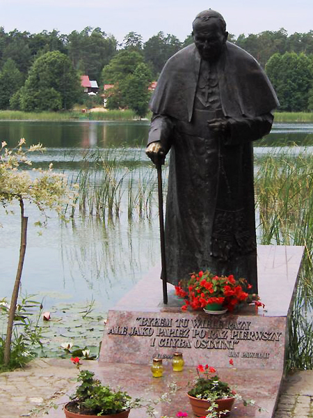 Na Kanale Augustowskim został wyznaczony „Szlak Papieski”. Jest to trasa, którą Papież odbył na pokładzie statku „Serwy” 9 czerwca 1999 r. (Fot. www.chris.com.pl)