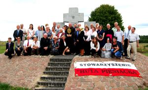 Pod pomnikiem ofiar zagłady w Hucie Pieniackiej (Fot. Konstanty Czawaga)