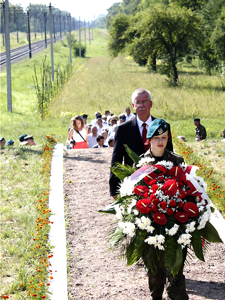 Kwiaty składa konsul generalny RP we Lwowie Jarosław Drozd (Fot. Weronika Sadowa)
