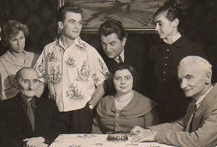 Piotr Hausvater (siedzi od lewej) w gronie przyjaciół-aktorów. Rok 1961 (Fot. z archiwum teatru)