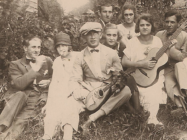 Na majówce z rodziną i ze znajomymi. Jan Marcinkowski (pierwszy od lewej (Fot. z rodzinnego archiwum Tadeusza Marcinkowskiego)
