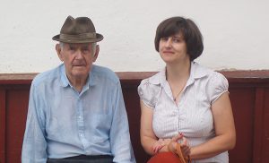 Helena Krasowska w rodzinnej wsi Panka ze swoim tatą Michałem Krasowskim (Fot. Mirosław Rowicki)
