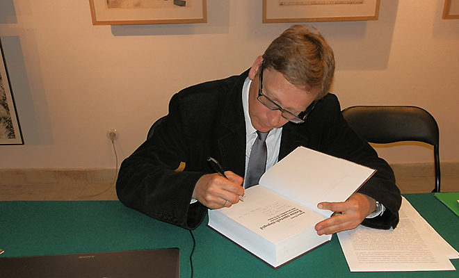 Dr Andrzej Gliwa podpisuje ksiązki (Fot. Grzegorz Poznański )