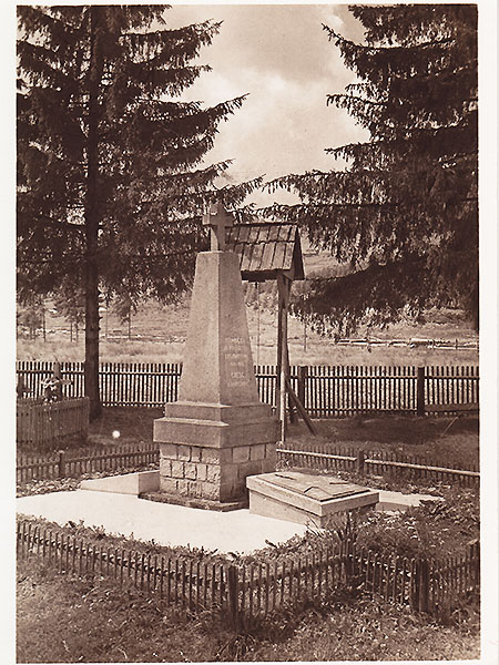 Pomnik na cmentarzu legionistów w Rafajłowej (stara pocztówka ze zbiorów autora)