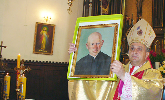 Biskup Leon Mały przekazał portret ks. Jana Szeteli jego krewnym z Polski (Fot. Konstanty Czawaga)
