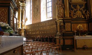 Prezbiterium kościoła bernardynów z tablicami wotywnymi (Fot. Alina Wozijan)