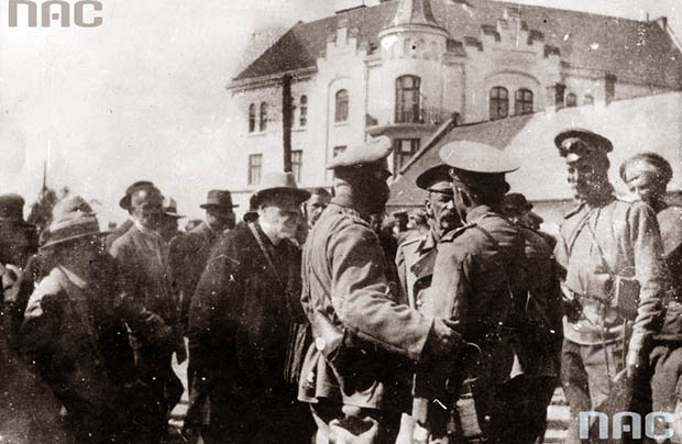 Spotkanie dr. Tadeusza Rutowskiego (z łańcuchem prezydenckim) z gen. von Rode na górnym Łyczakowie 3 września