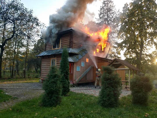 Pożar w zabytkowej willi w lecznicy w Kosowie