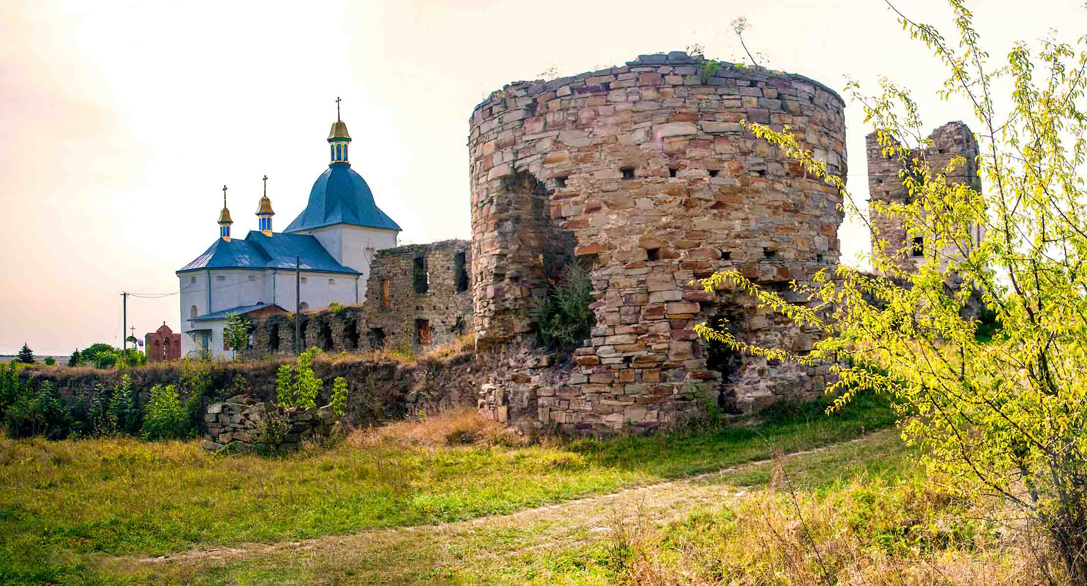 Obronny klasztor w Podgórzanach – zabytek dawnej Trembowli