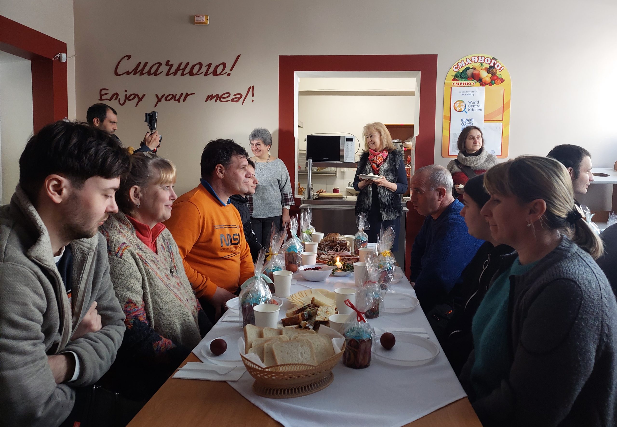 Wielkanocne śniadanie dla uciekinierów wojennych  w  polskiej szkole we Lwowie