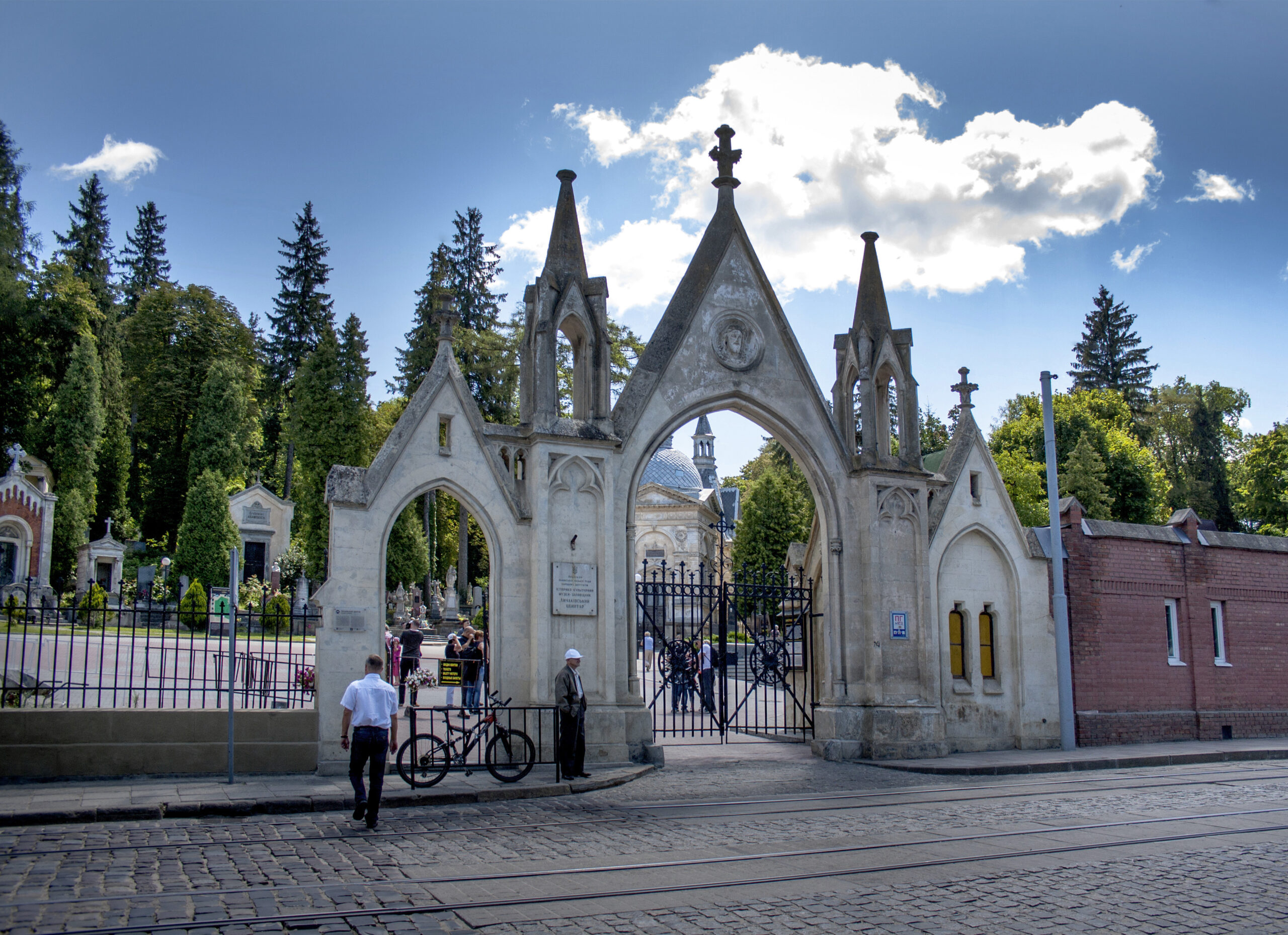 Sąd ukarał kierowcę, który wjechał w bramę cmentarza Łyczakowskiego we Lwowie
