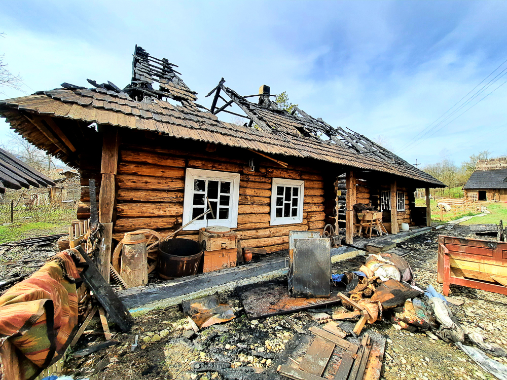 Skutki pożaru w prywatnym skansenie Polaka w Borysławiu