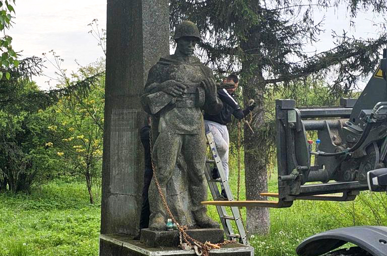 Wyburzono kolejne pomniki sowieckie nieopodal granicy z Polską