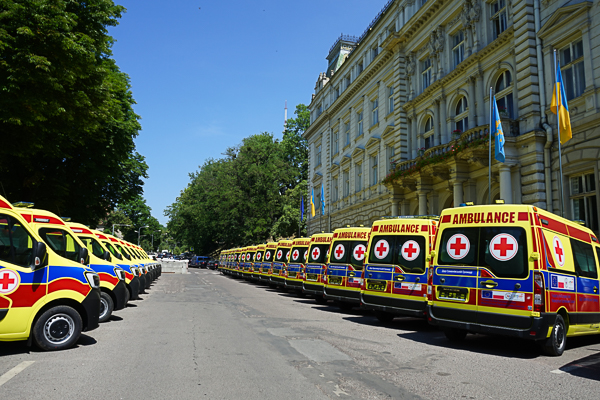 Polska przekazała Ukrainie 26 nowych ambulansów z wyposażeniem