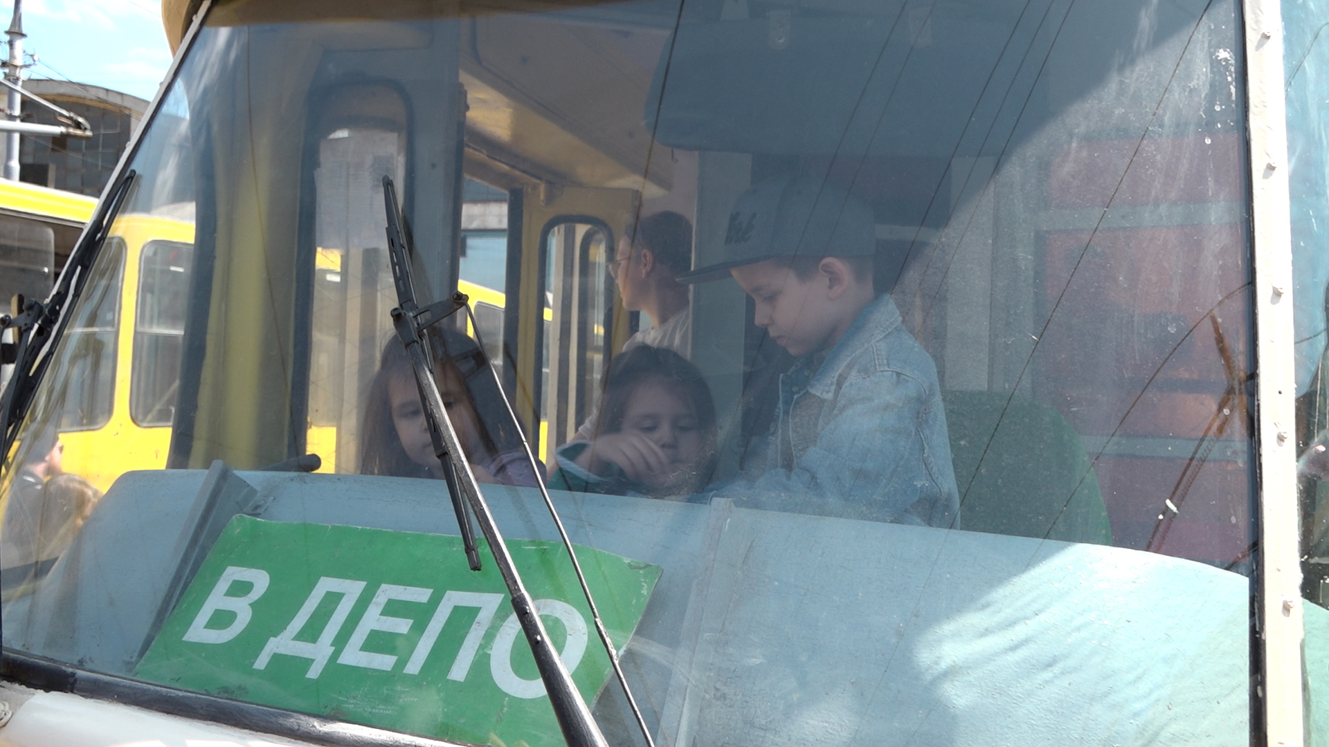 Tramwaj linii turystycznej numer 129 na lwowskich ulicach