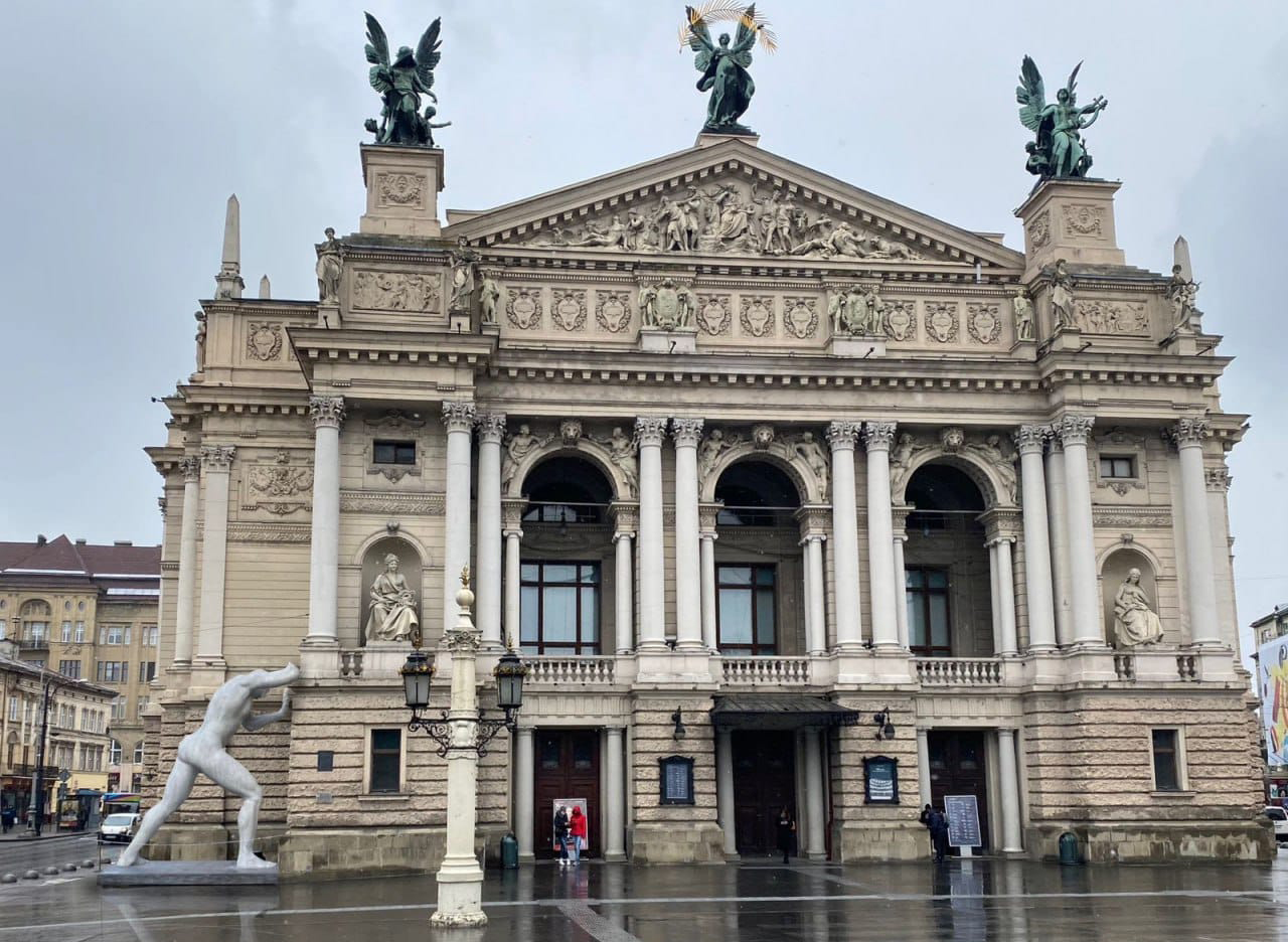 We Lwowie zainstalowano ogromną rzeźbę „trzymającą” budynek opery