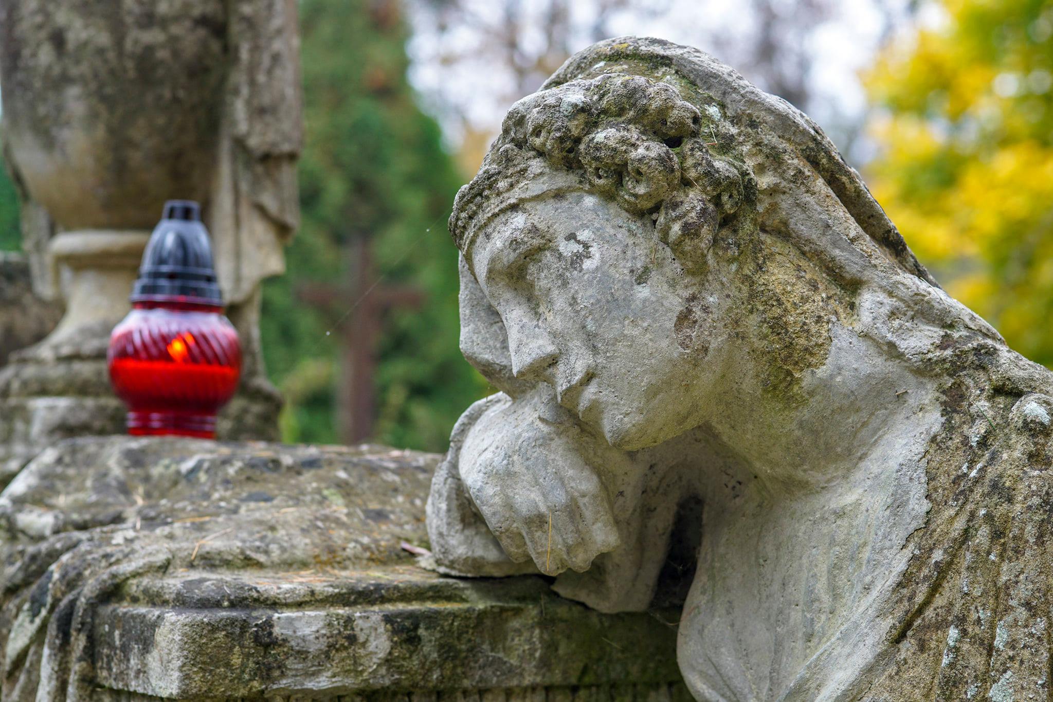 Światełka pamięci zapłoną na grobach we Lwowie