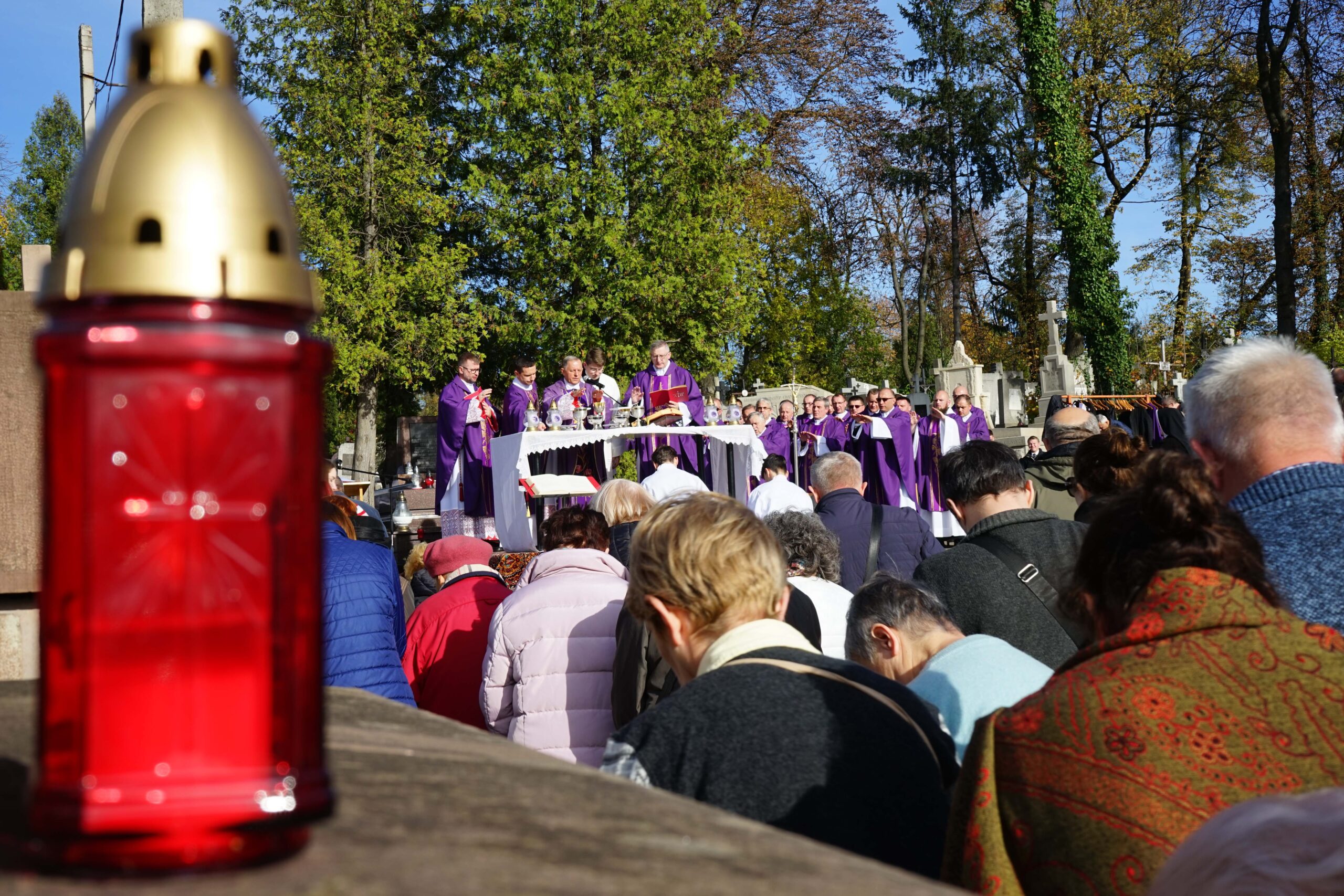 Pamięć i Modlitwa: Znicze zapłonęły na cmentarzu Janowskim we Lwowie