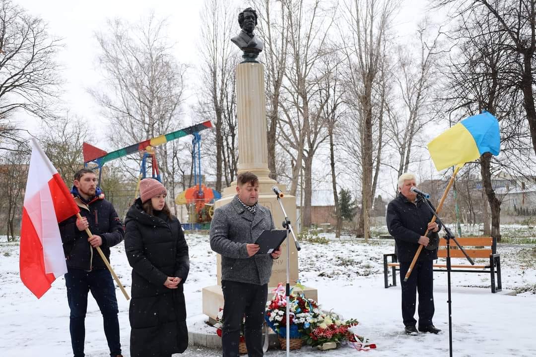 W Borysławiu odsłonięto odnowiony pomnik Adama Mickiewicza