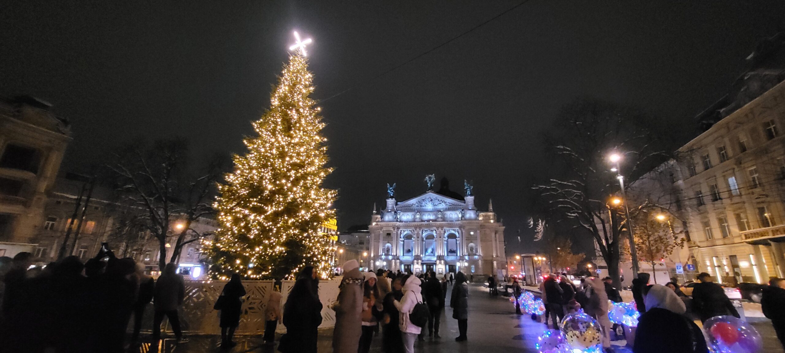 We Lwowie zapłonęły światełka na głównej choince miasta
