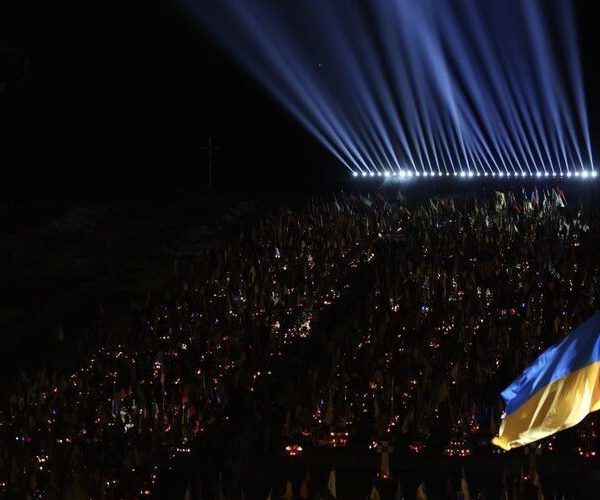 Światło dla świata: we Lwowie nad grobami Bohaterów Ukrainy promienie pamięci zostały wysłane w niebo