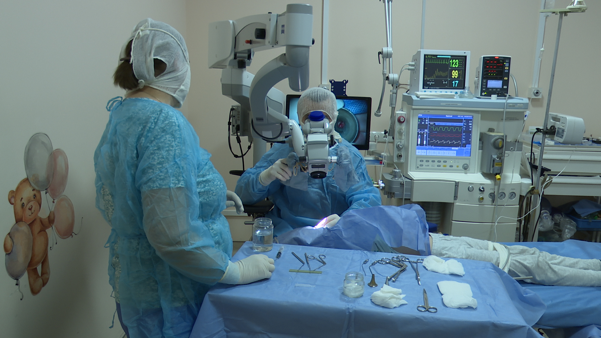 Współczesny sprzęt chirurgiczny dla szpitala dziecięcego we Lwowie