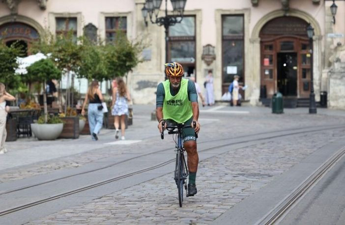 Weteran piechoty morskiej bez nogi przyjechał do Lwowa na rowerze, aby wspomóc ukraińskich żołnierzy