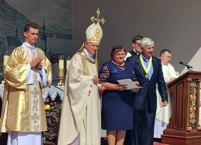 Wielodzietna rodzina z Mościsk w archidiecezji lwowskiej została uhonorowana medalem błogosławionego Jakuba Strzemię