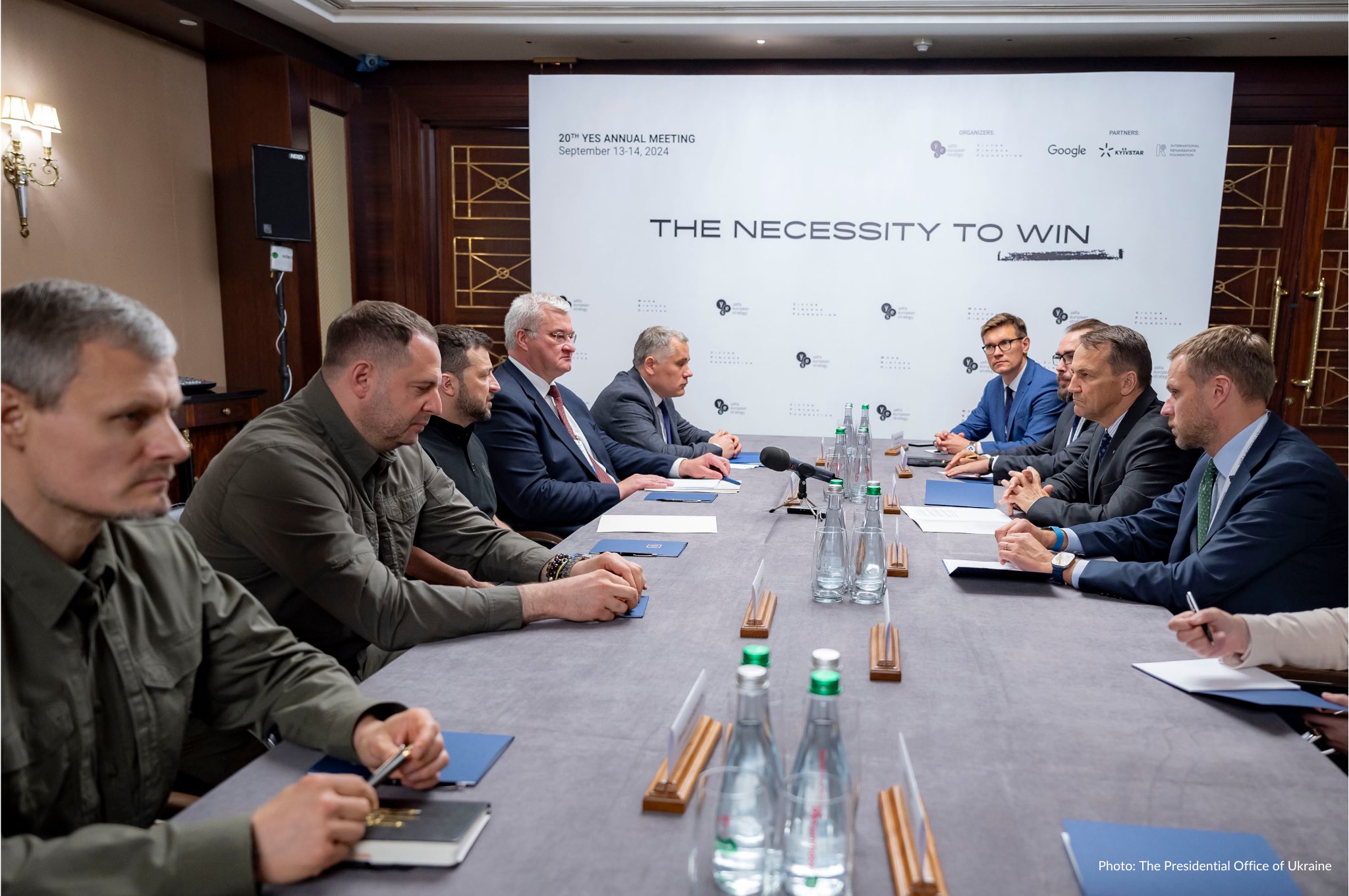 Wizyta ministra Sikorskiego w Kijowie: Rozmowy o ekshumacjach i bezpieczeństwie