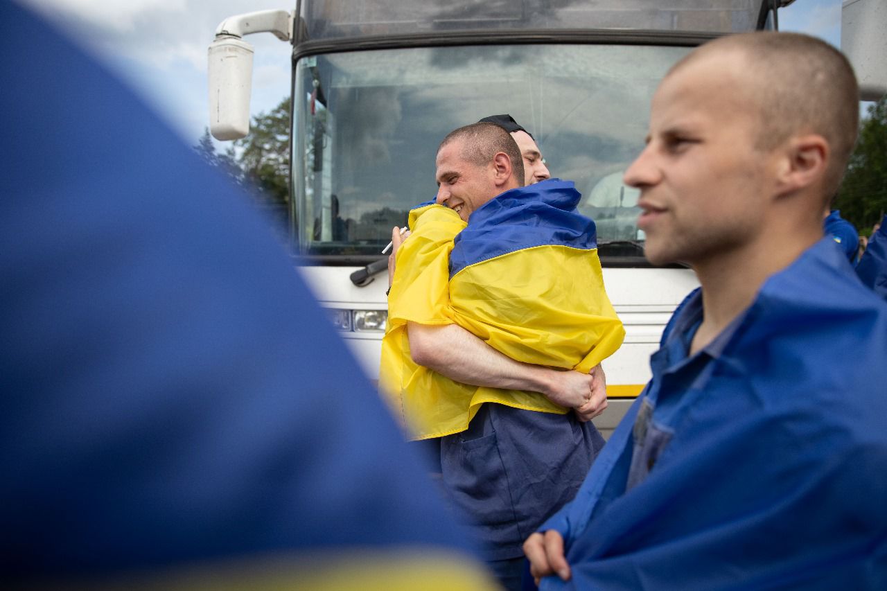 Ukraińcy wracają do domu – rozpoczął się nowy etap wymiany jeńców z Rosją