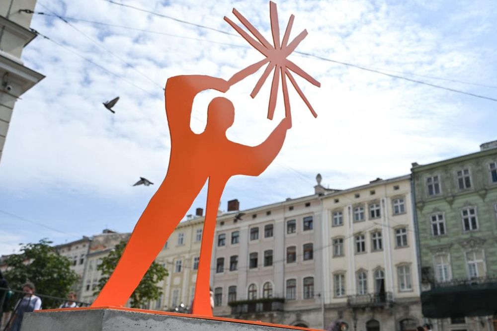 W centrum Lwowa stanęła rzeźba poświęcona młodzieży
