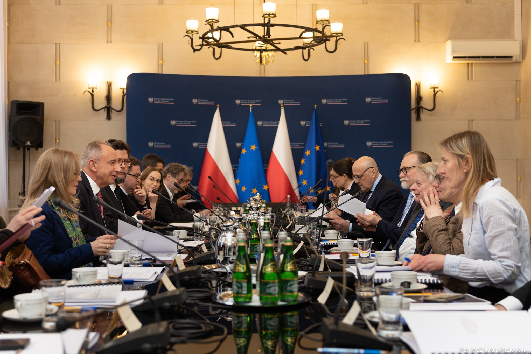 Rząd wzmacnia współpracę z Polonią i Polakami za granicą