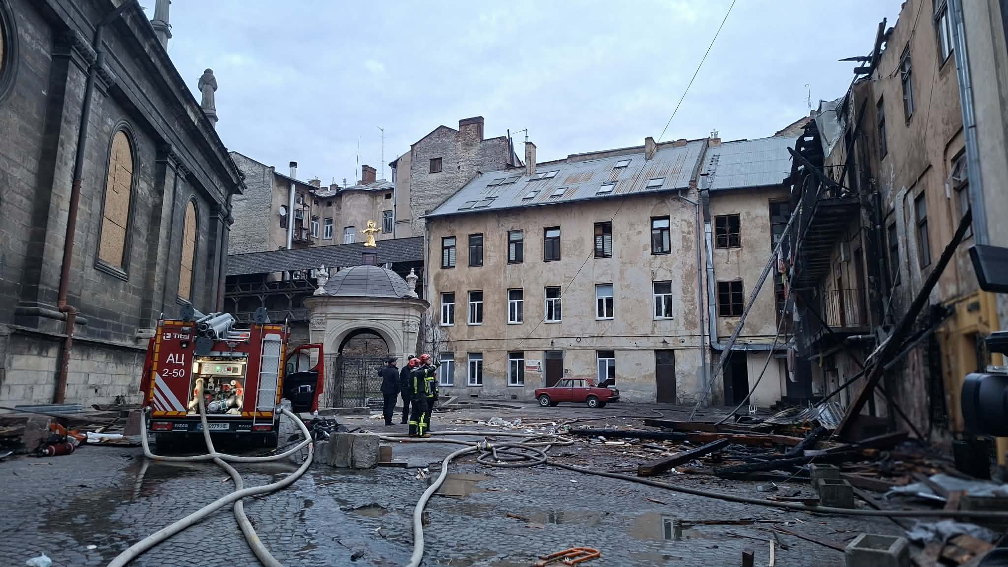 Skutki ataku rosyjskich dronów na Lwów. Ponad 30 rannych i setki uszkodzonych mieszkań
