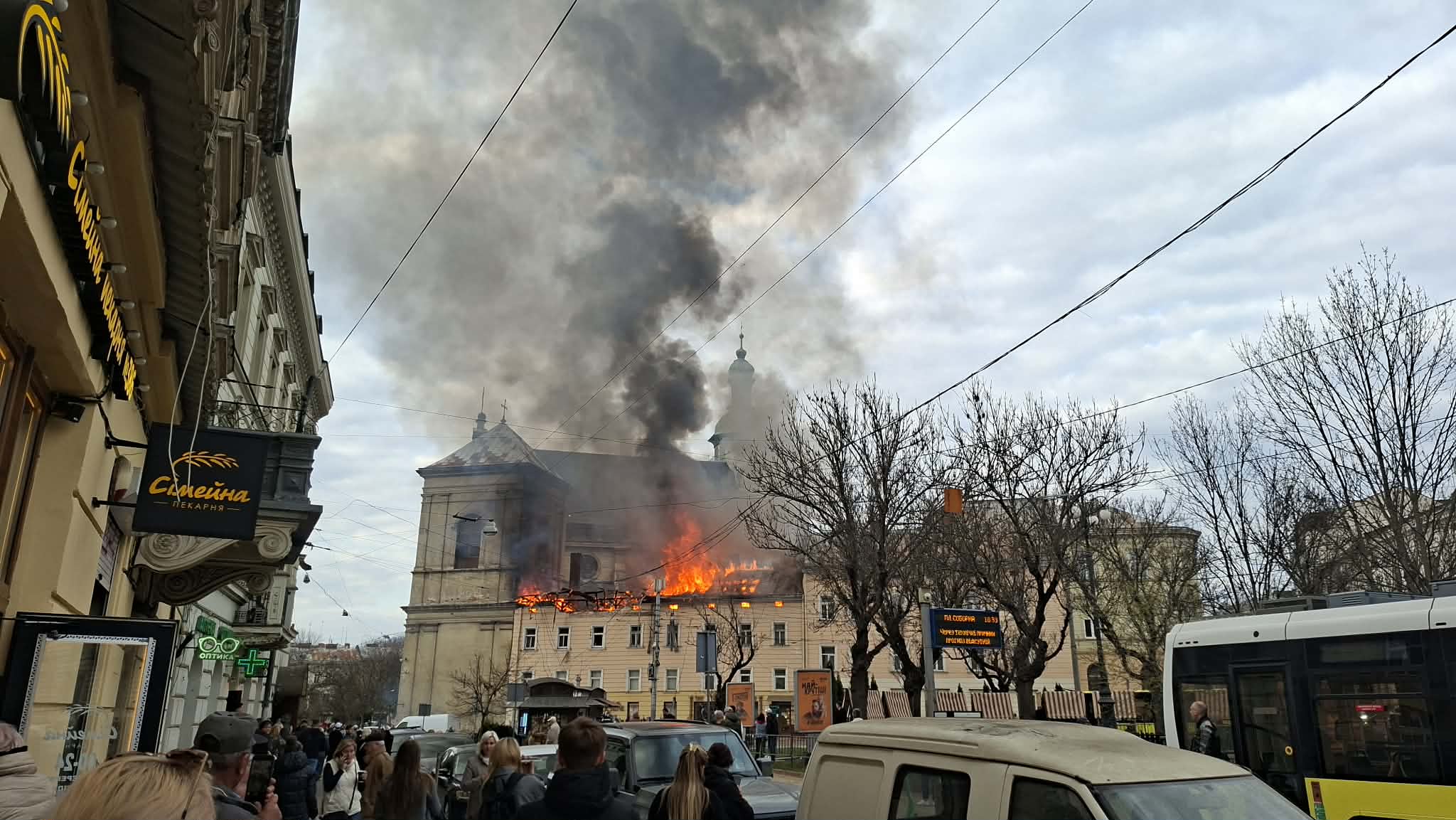 Rosyjski dron uderzył w zabytkową kamienicę w centrum Lwowa