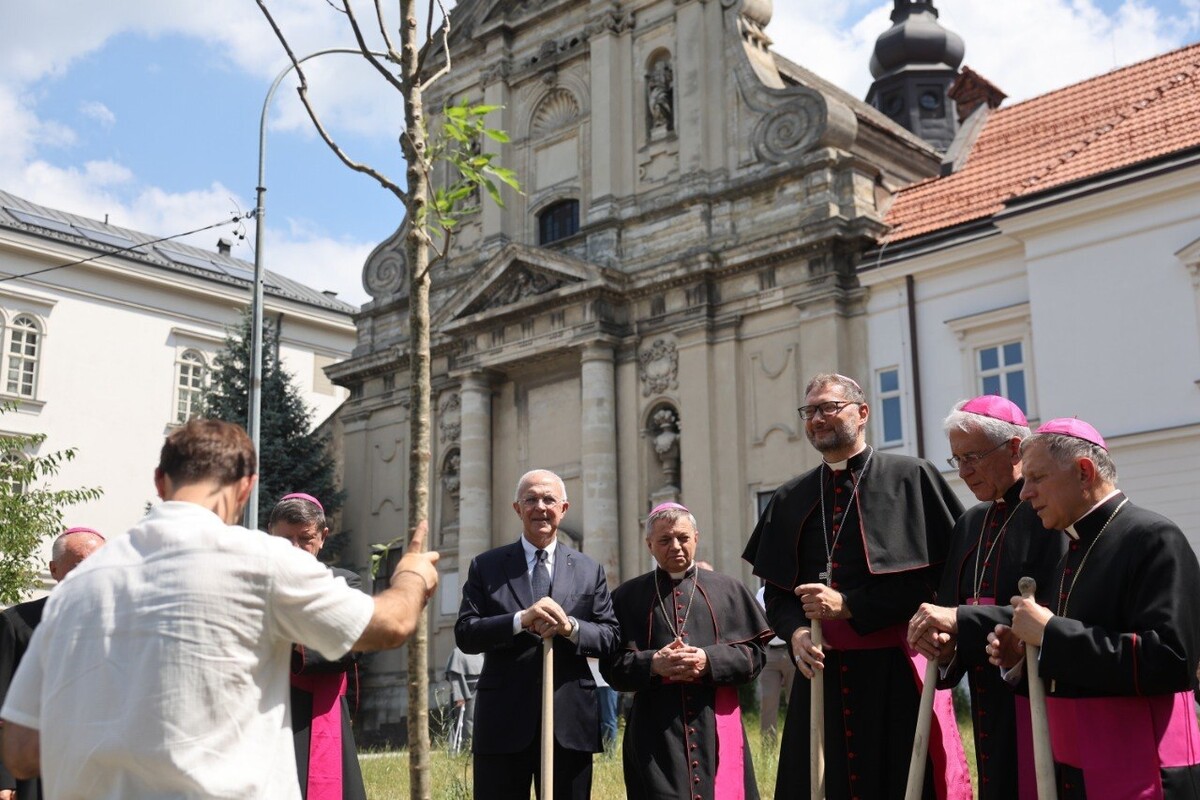 „Drzewo jest częścią modlitwy”: jesion wąskolistny został posadzony z okazji 25. rocznicy wizyty Jana Pawła II we Lwowie