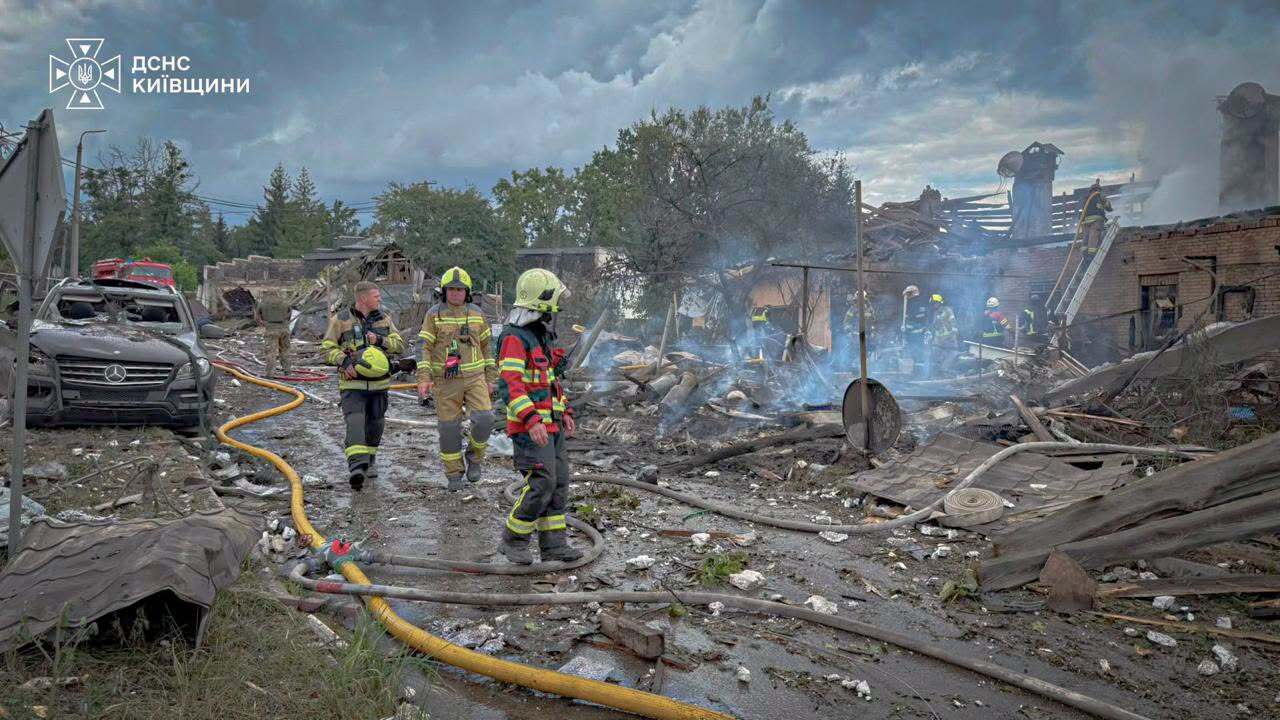Rosyjski atak w obwodzie kijowskim. 10 ofiar śmiertelnych, około 100 rannych